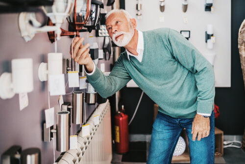 אדם בוחר בחנות מנורת קריאה קיר